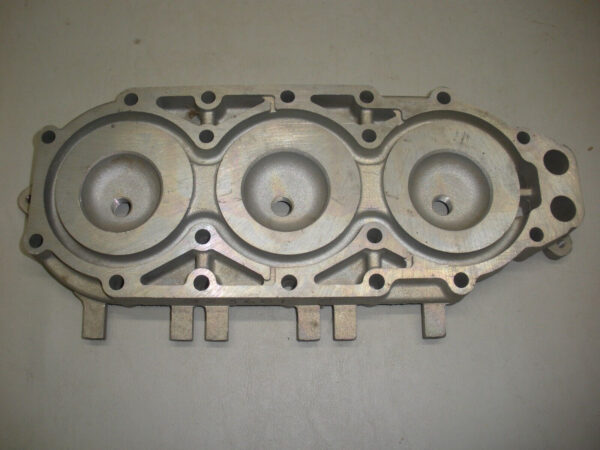 OMC Johnson Evinrude Cylinder Head 323681 - Image 2