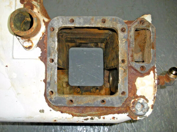Detroit Diesel Heat Exchanger Coolant Tank 5135271 - Image 4