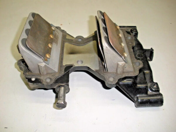 Genuine OMC Johnson Evinrude Intake Manifold 334056 With Reeds - Image 3