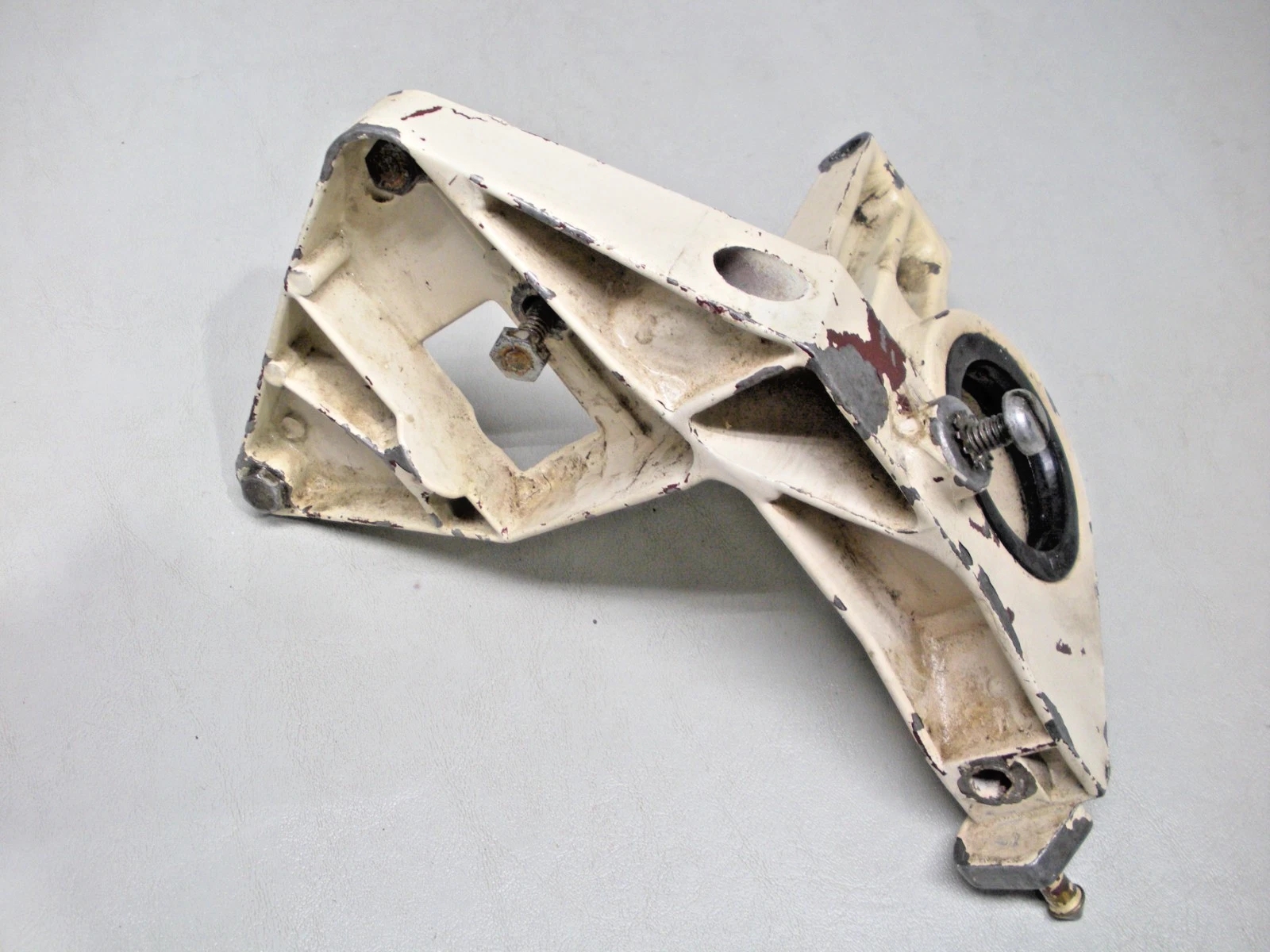 Johnson Sea Horse 30/35 H.P. Starter Bracket - Image 2